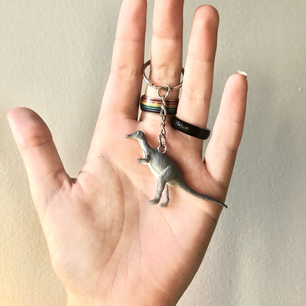 ❤️ Grey Dinosaur Keychain - Picture 3 of 4